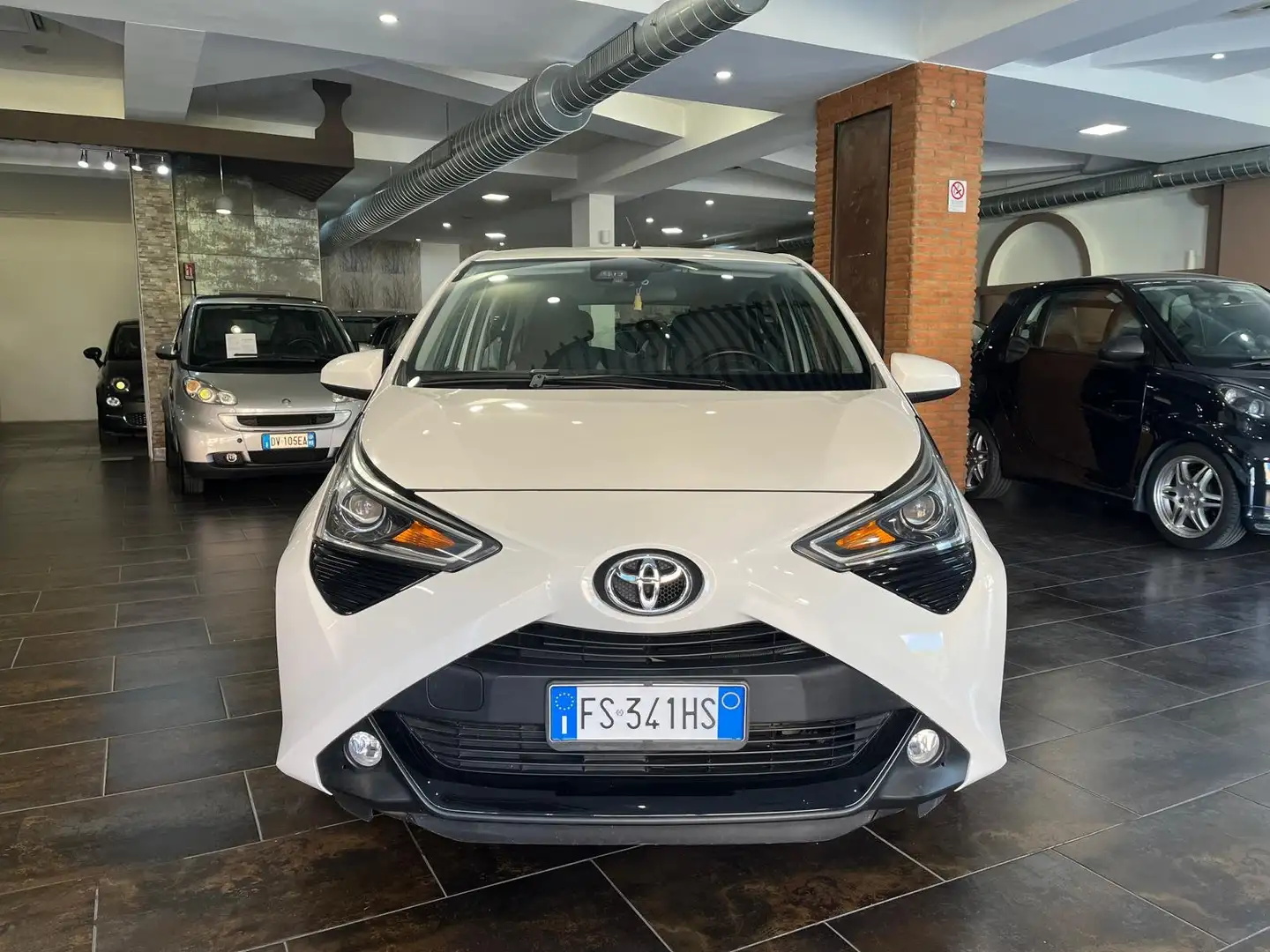 Toyota Aygo Aygo II 2018 5p 5p 1.0 x-play m-mt 72cv Biały - 2