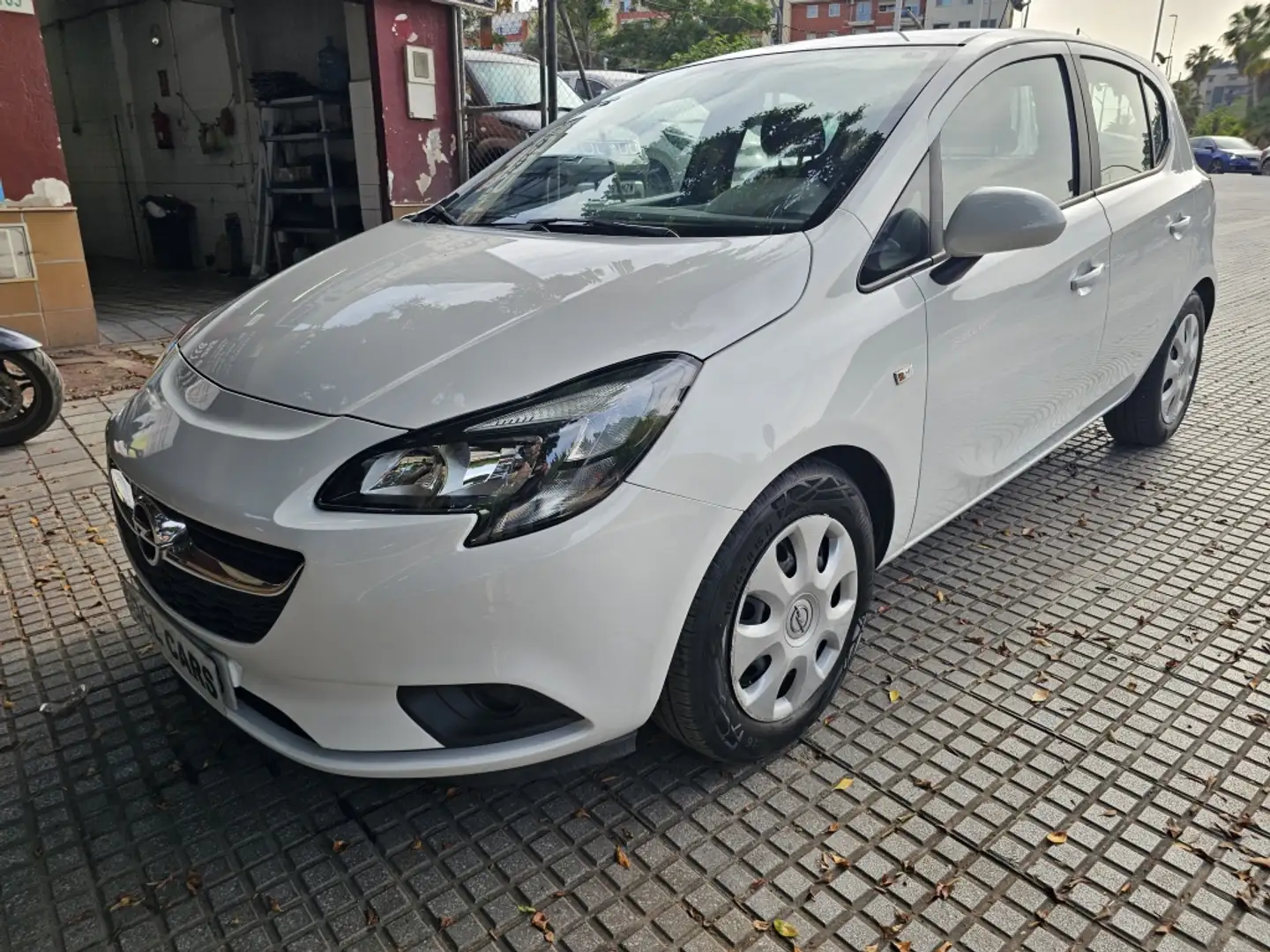Opel Corsa 1.4 GLP Design Line 90 Wit - 1