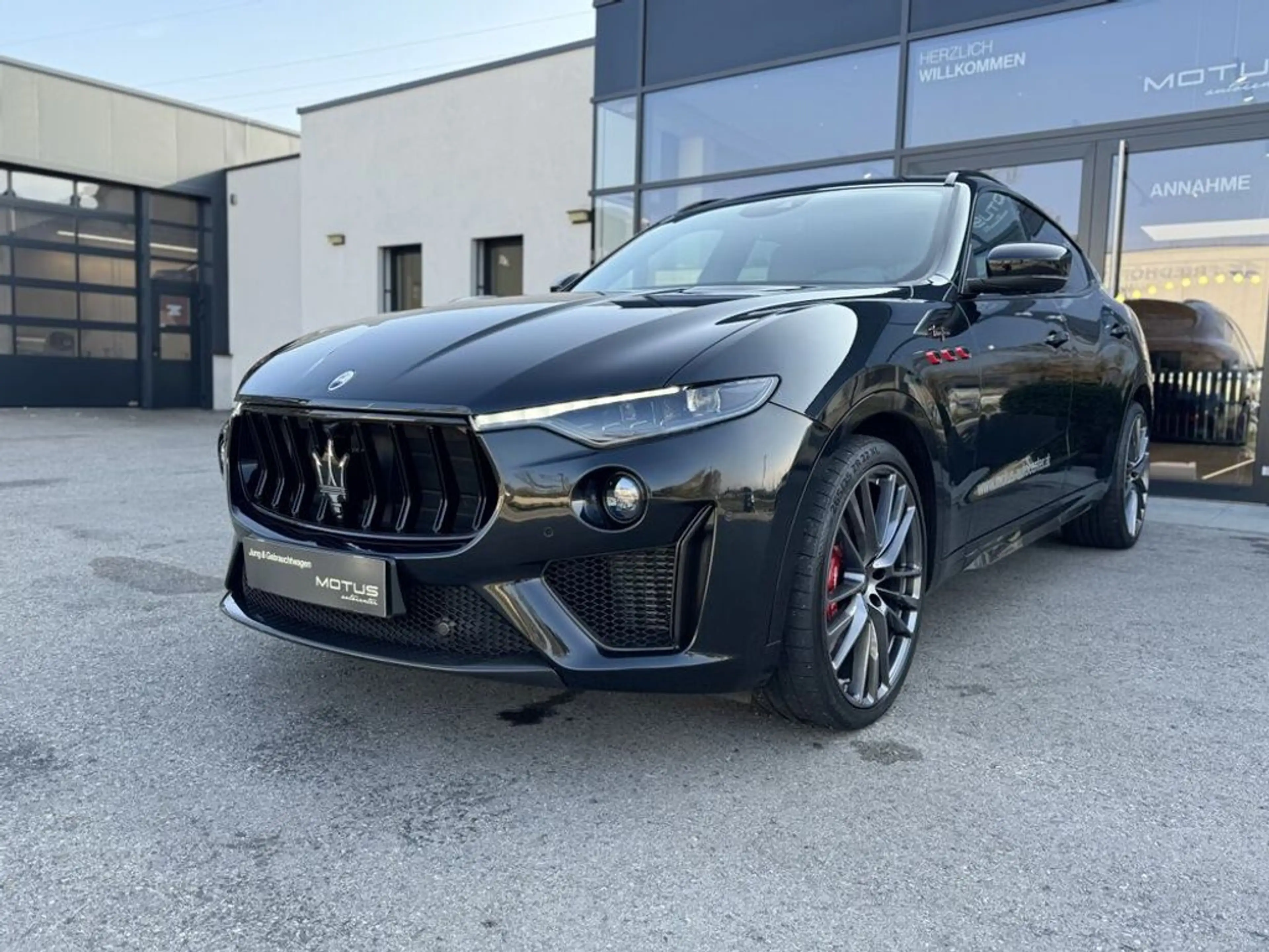 Maserati Levante Trofeo V8 580PS, PANO, EASY ENTRY-SOFTC... — photo 3