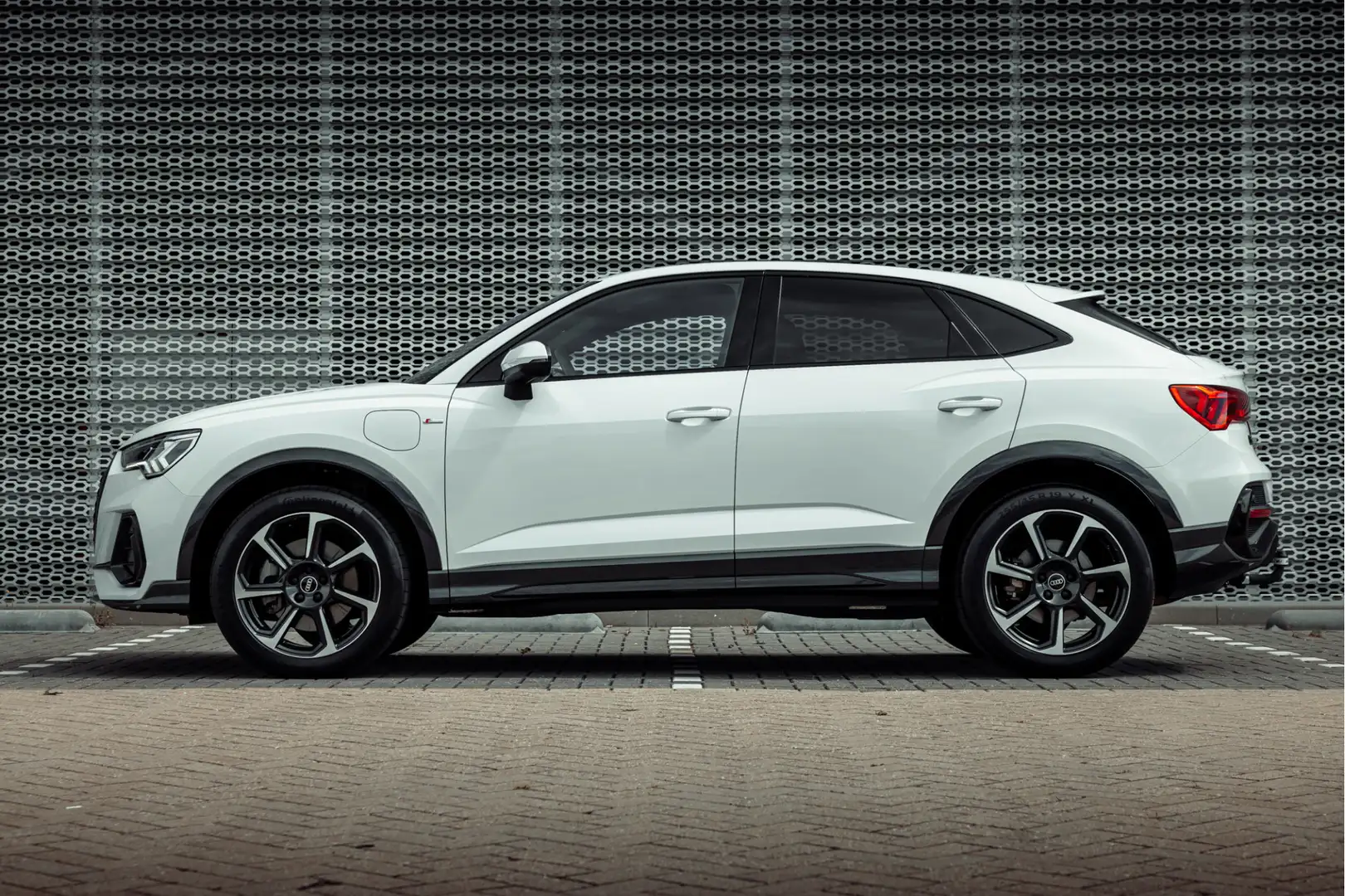 Audi Q3 Sportback 45 TFSI e 245pk s-tronic S Edition | SON Wit - 2