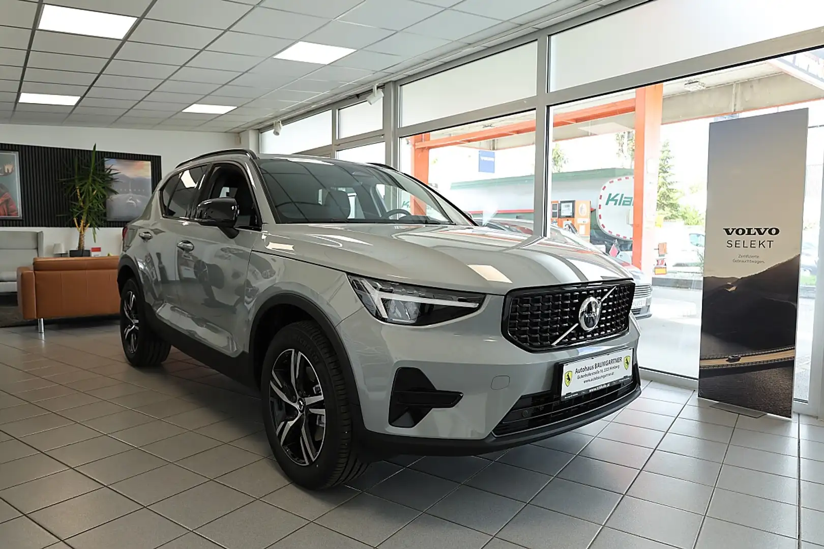 Volvo XC40 B3 Plus Dark Aut. Grau - 2