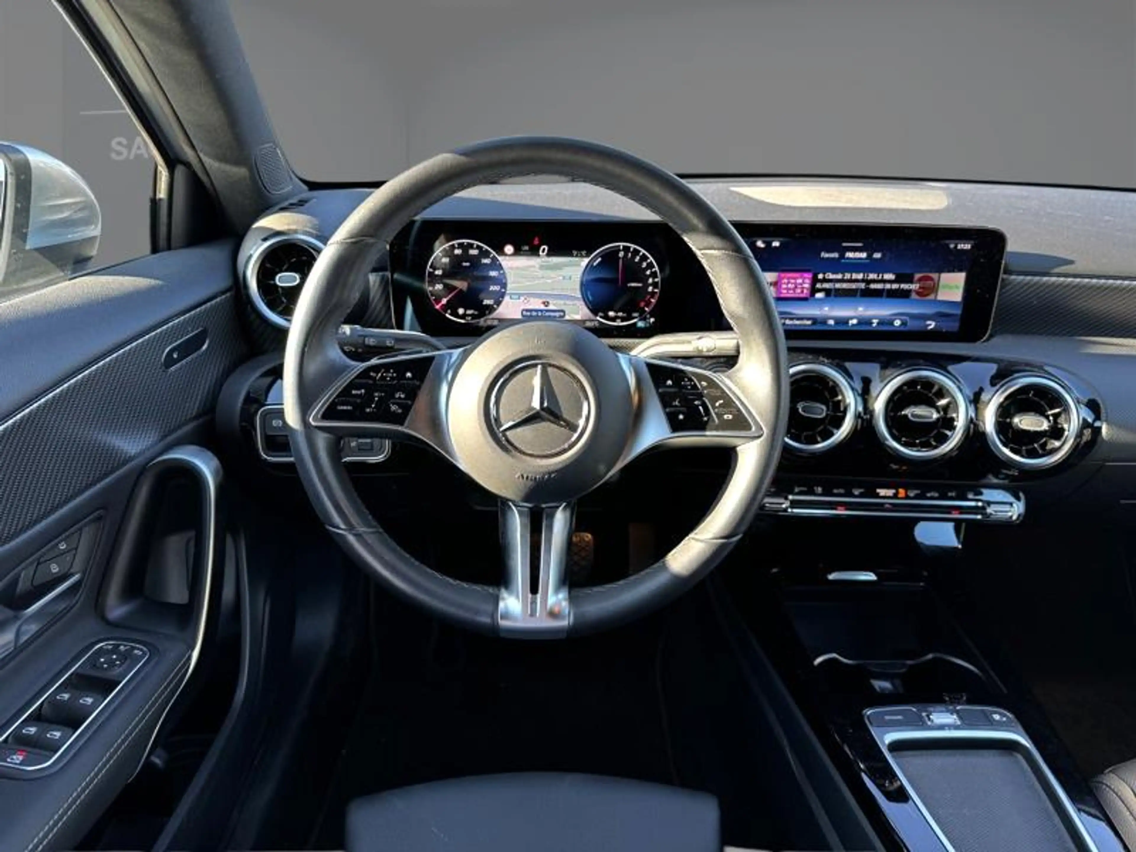 Mercedes-Benz A 250 e Luxury Line — photo 11