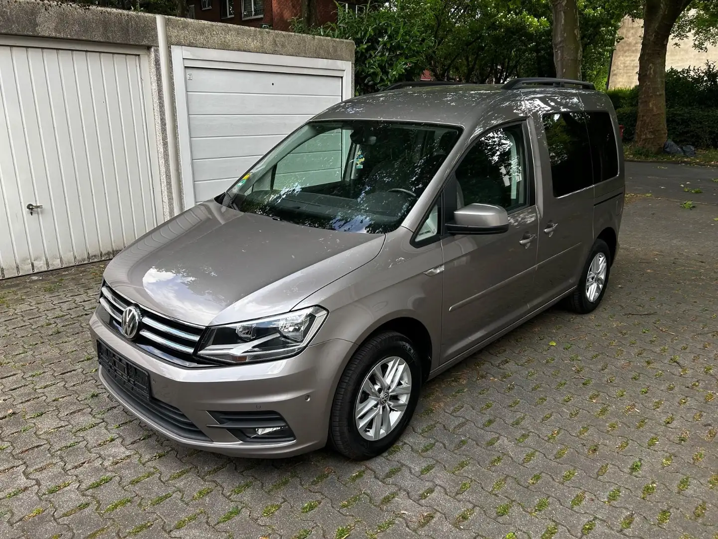 Volkswagen Caddy 5 Sitzer  Klimatronic PDC 69000 Km Brun - 1