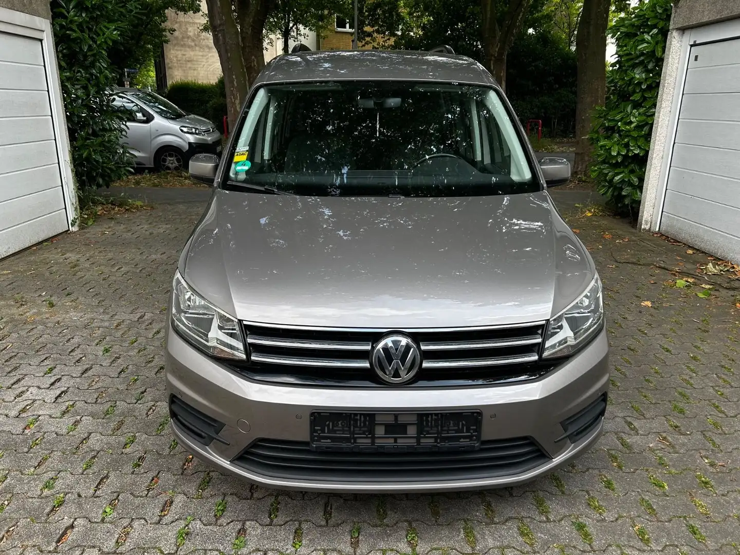 Volkswagen Caddy 5 Sitzer  Klimatronic PDC 69000 Km Brun - 2