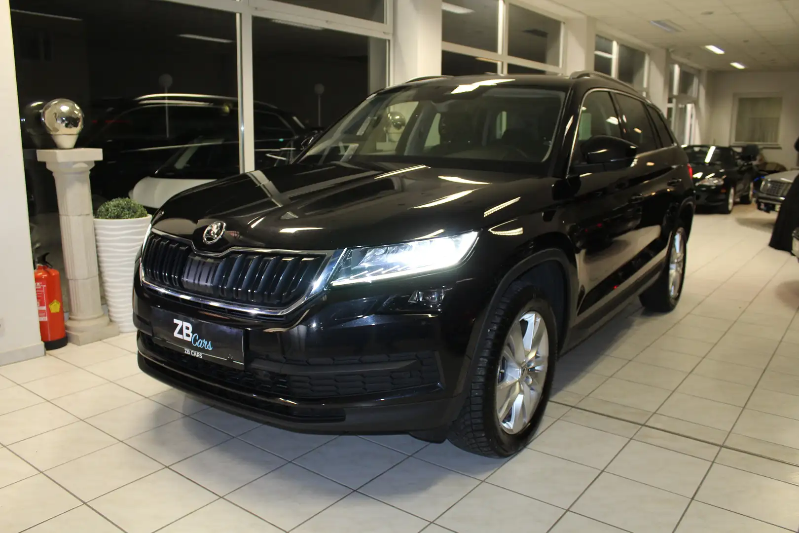 Skoda Kodiaq 2.0 TDI 4x4 // 7-Sitzer // Voll-leder // AHK // Negro - 2