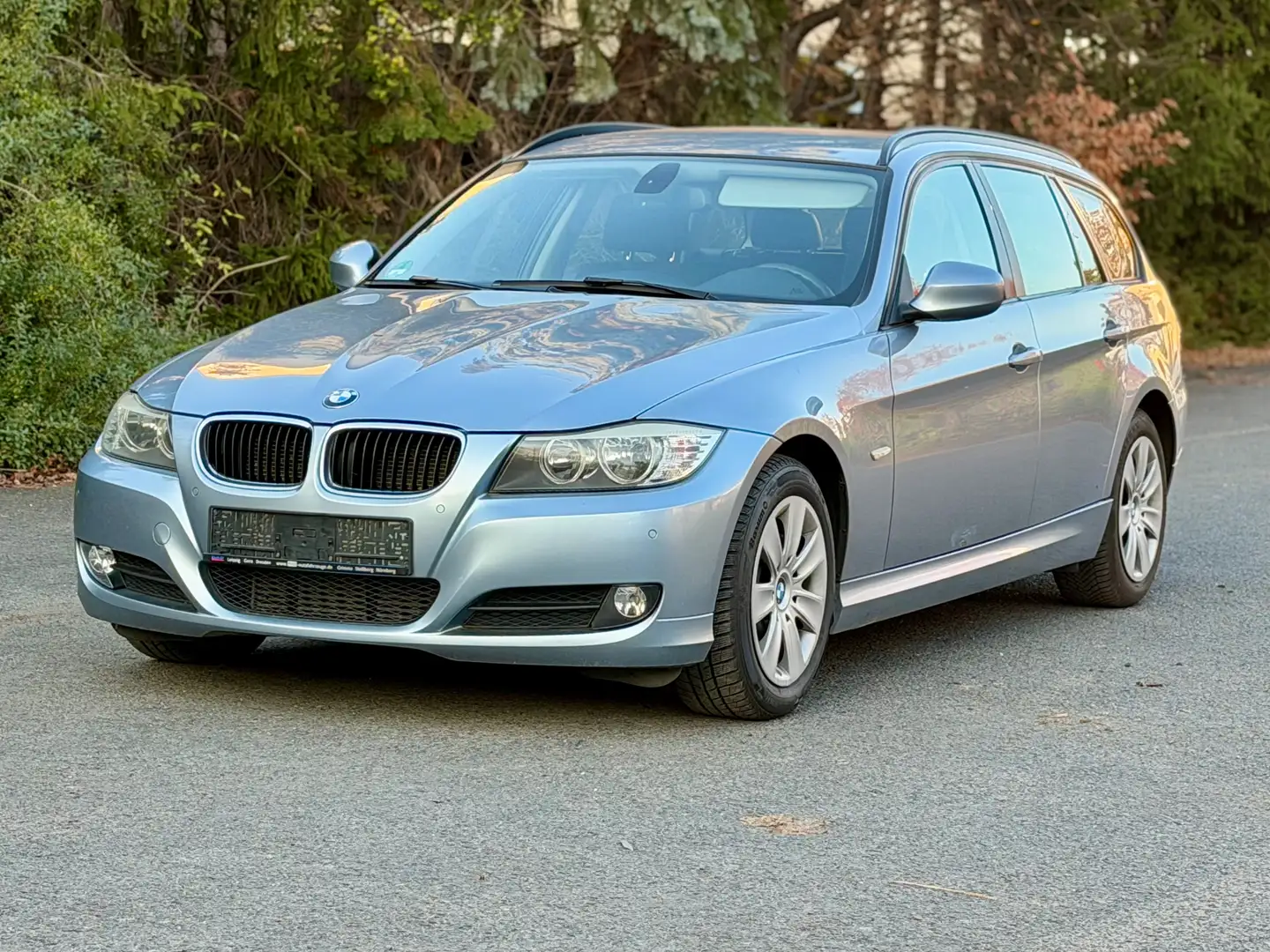 BMW 318 318d Touring Aut.+STANDHEIZUNG+SITZHEIZUNG+AHK+ Blau - 2