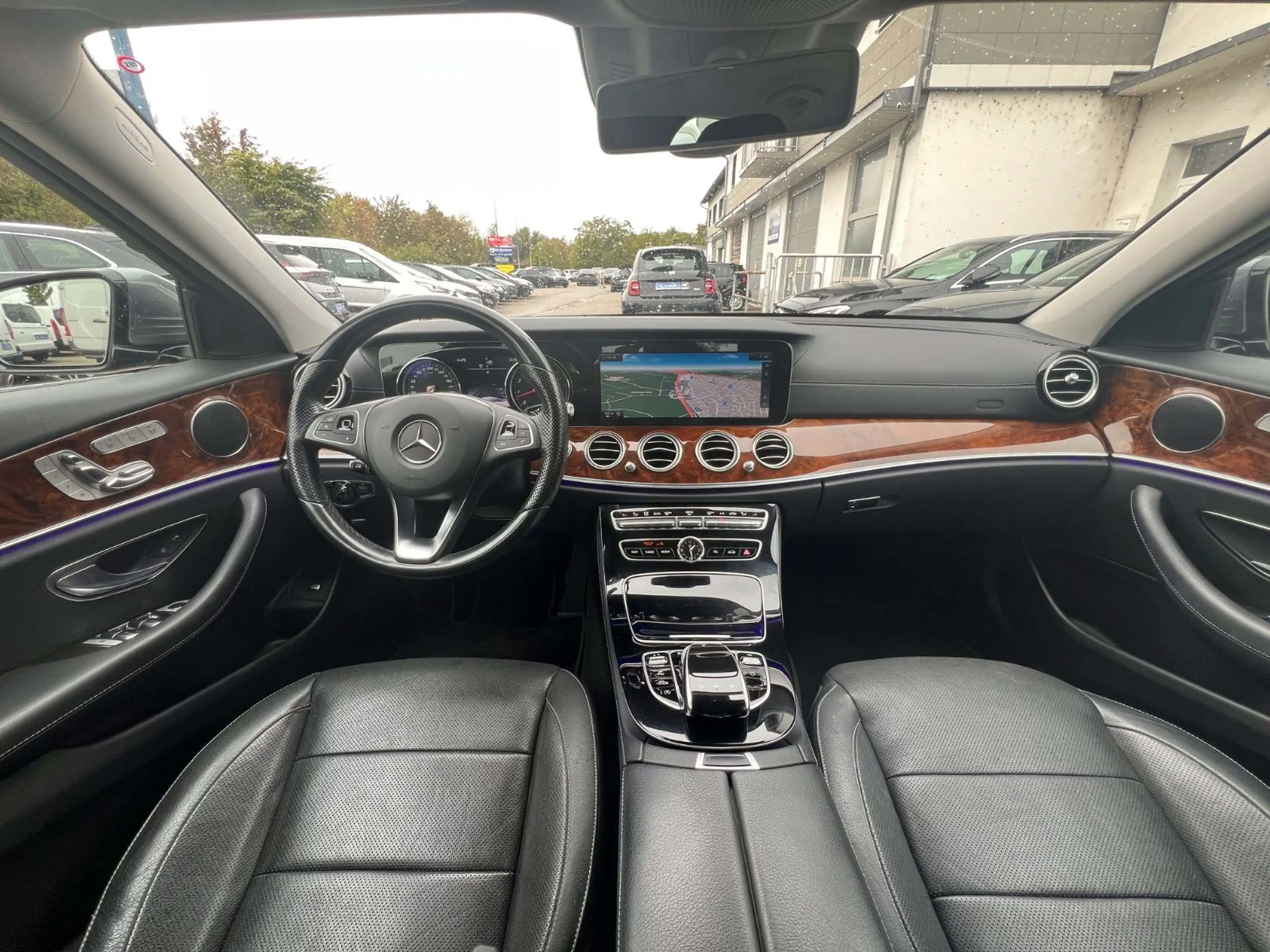 Mercedes-Benz E 400 4Matic*Multibeam LED *Leder*1.Hand*R-Cam* — photo 9