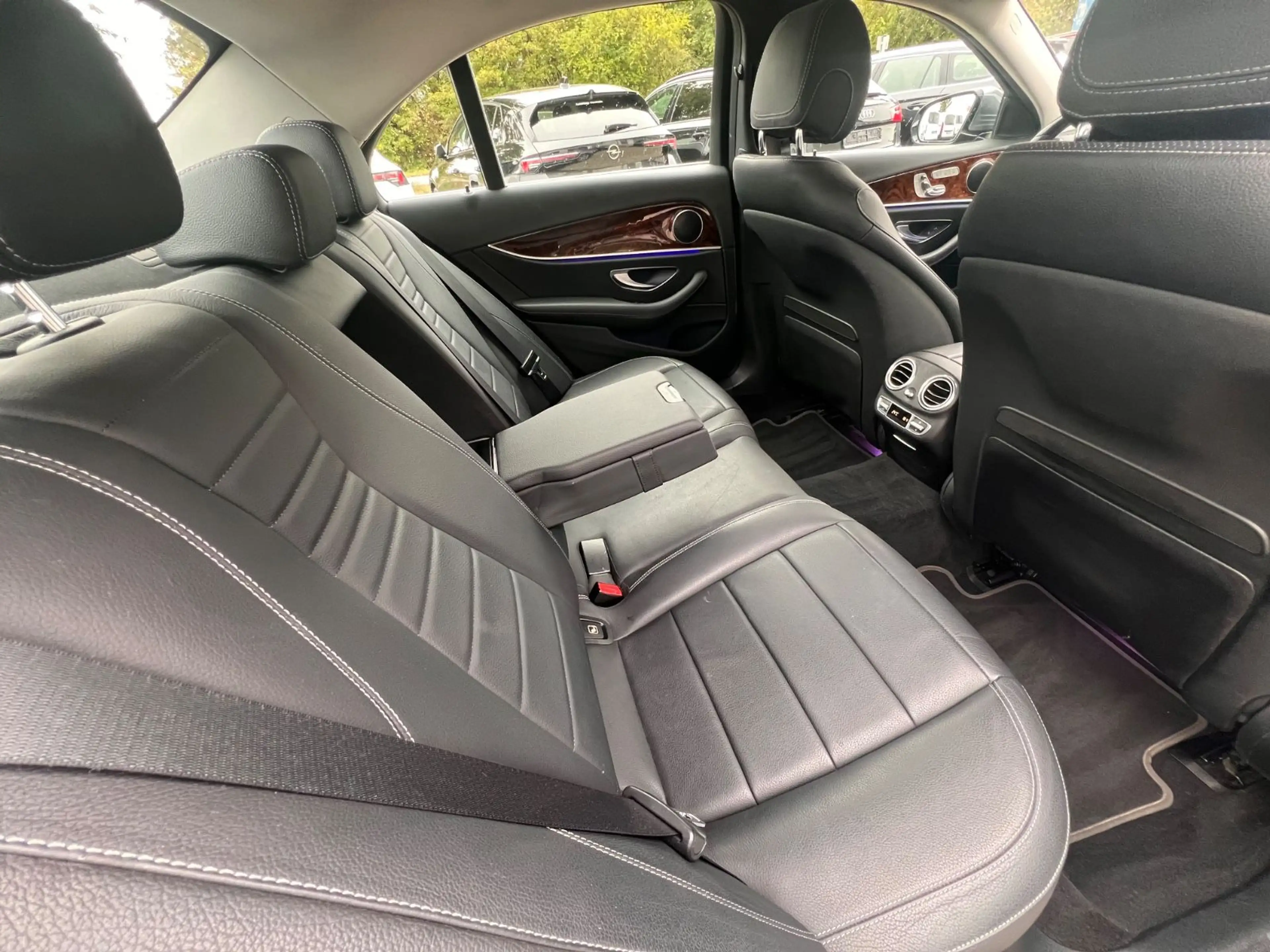 Mercedes-Benz E 400 4Matic*Multibeam LED *Leder*1.Hand*R-Cam* — photo 13