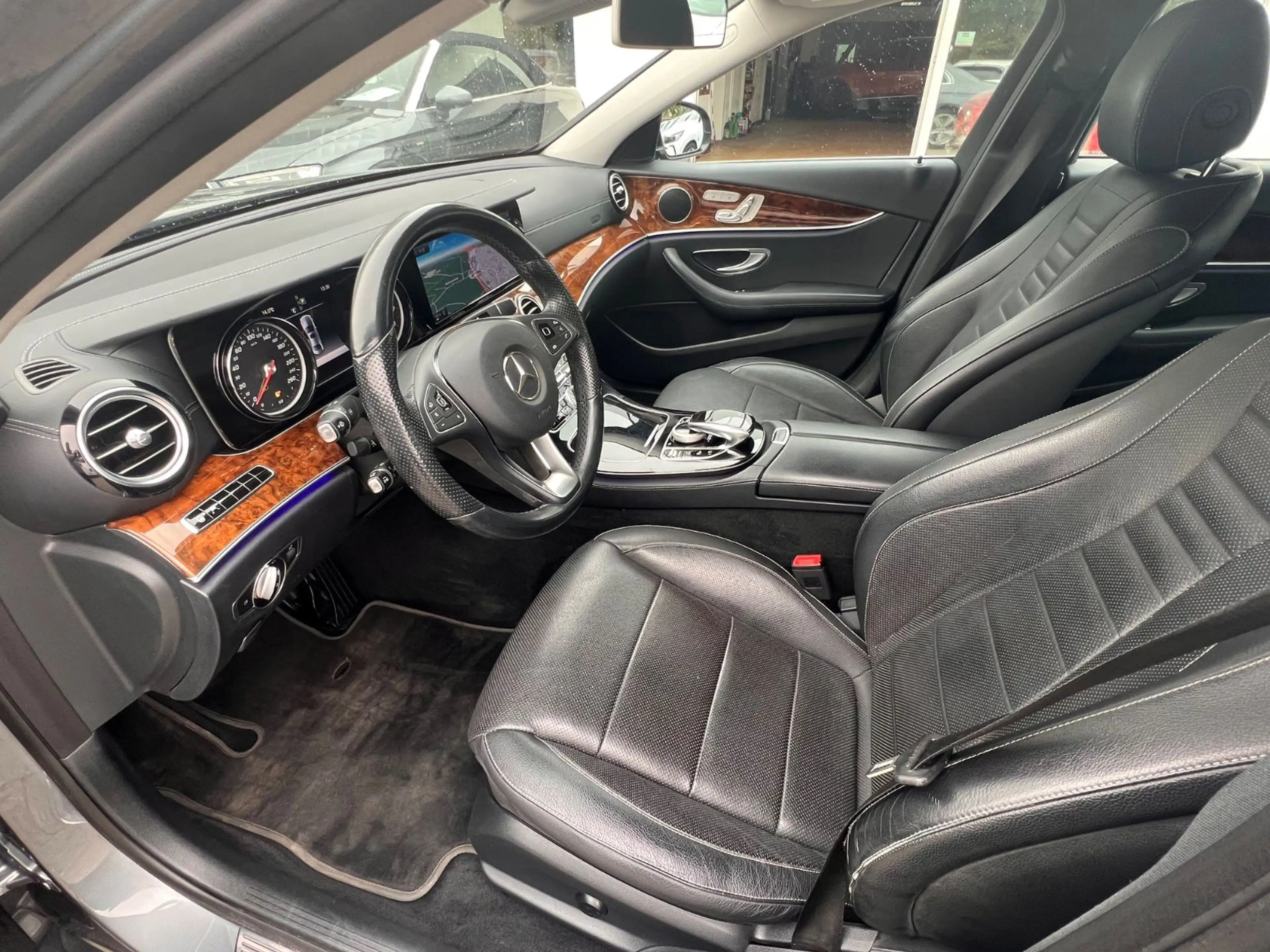 Mercedes-Benz E 400 4Matic*Multibeam LED *Leder*1.Hand*R-Cam* — photo 12