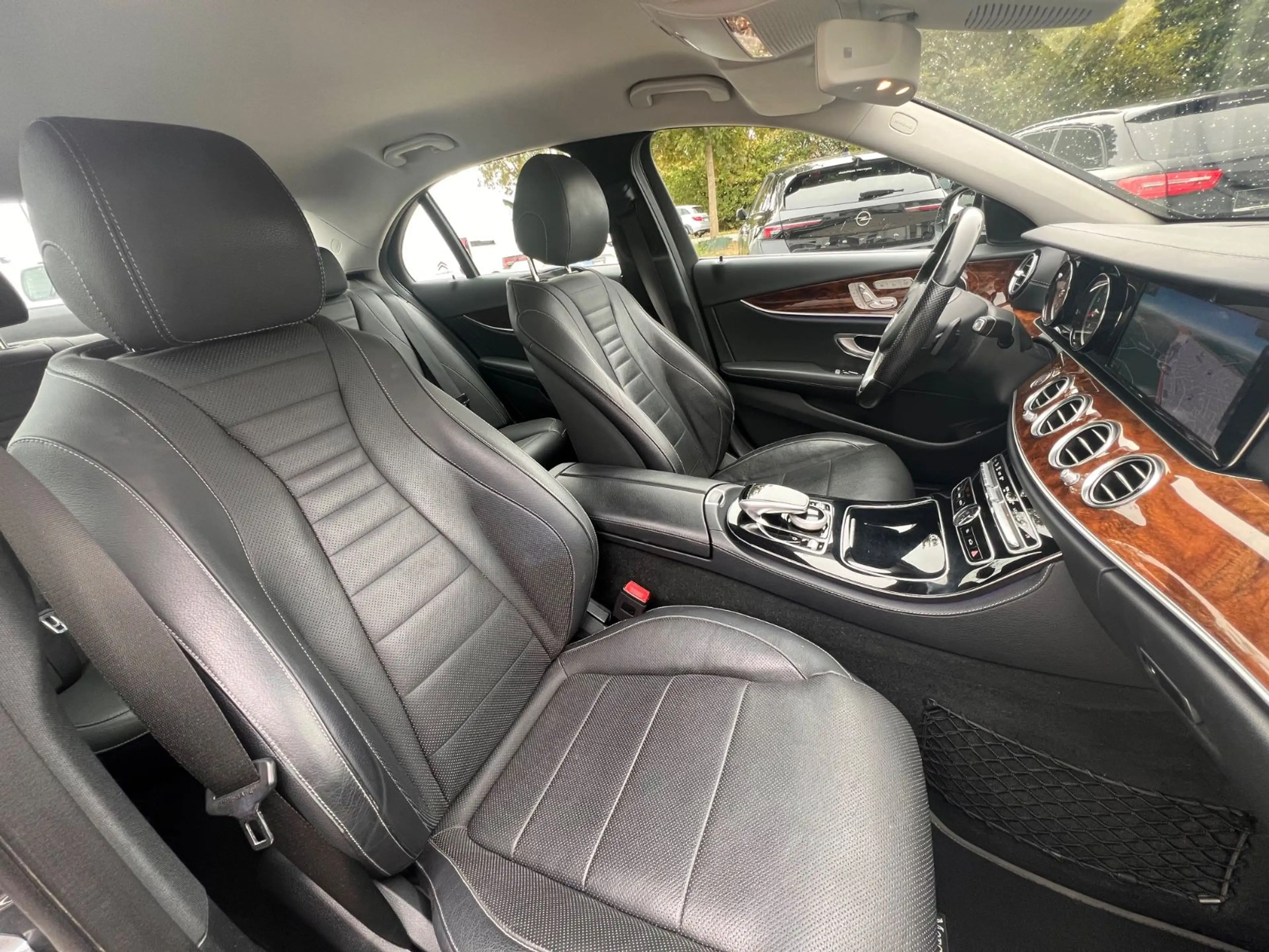 Mercedes-Benz E 400 4Matic*Multibeam LED *Leder*1.Hand*R-Cam* — photo 11