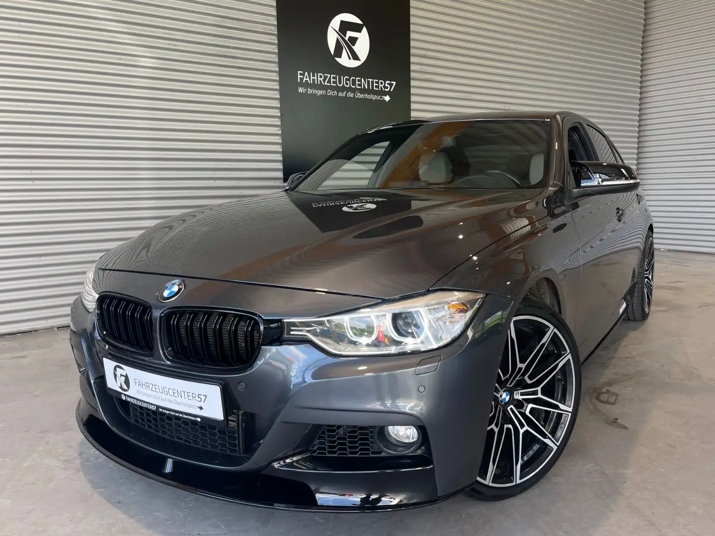 BMW 335 i xDrive M-PERFORMANCE/360°/H&K/TOTW./PDC Grijs - 1