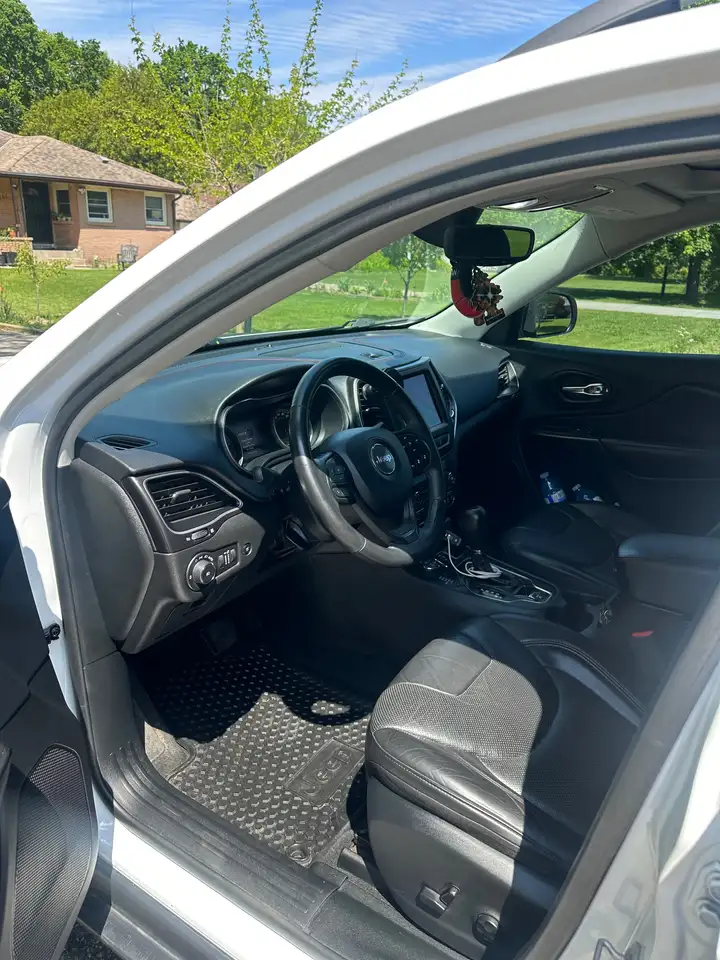 Jeep Cherokee снимка Jeep Cherokee