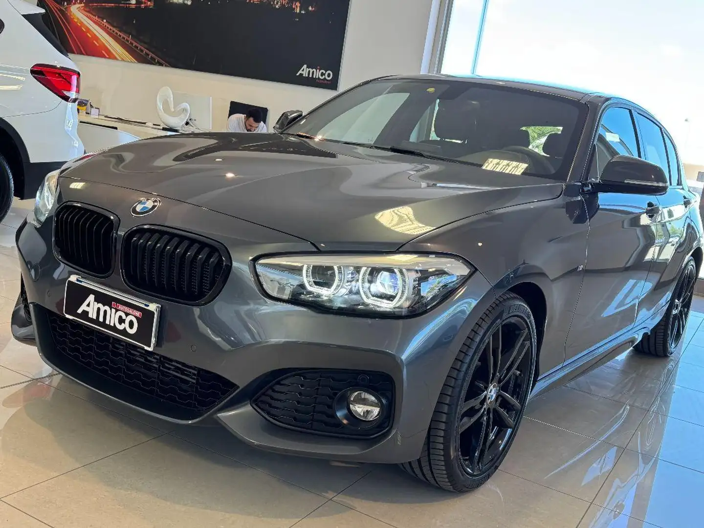 BMW 118 d 5p. M Sport Black Cromo Solo 90.000km Gris - 1