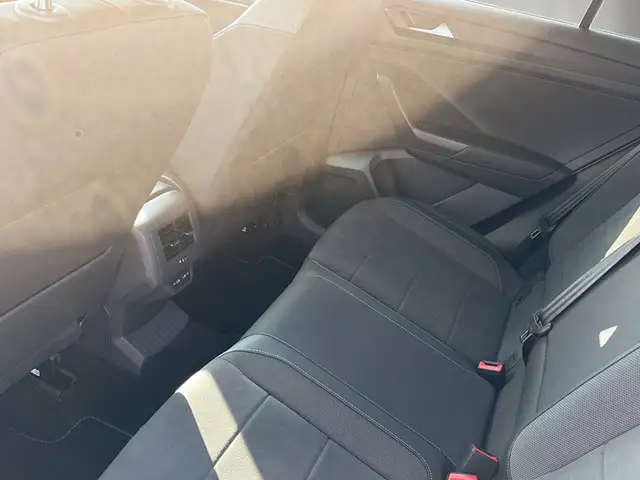 Volkswagen T-Roc view 11
