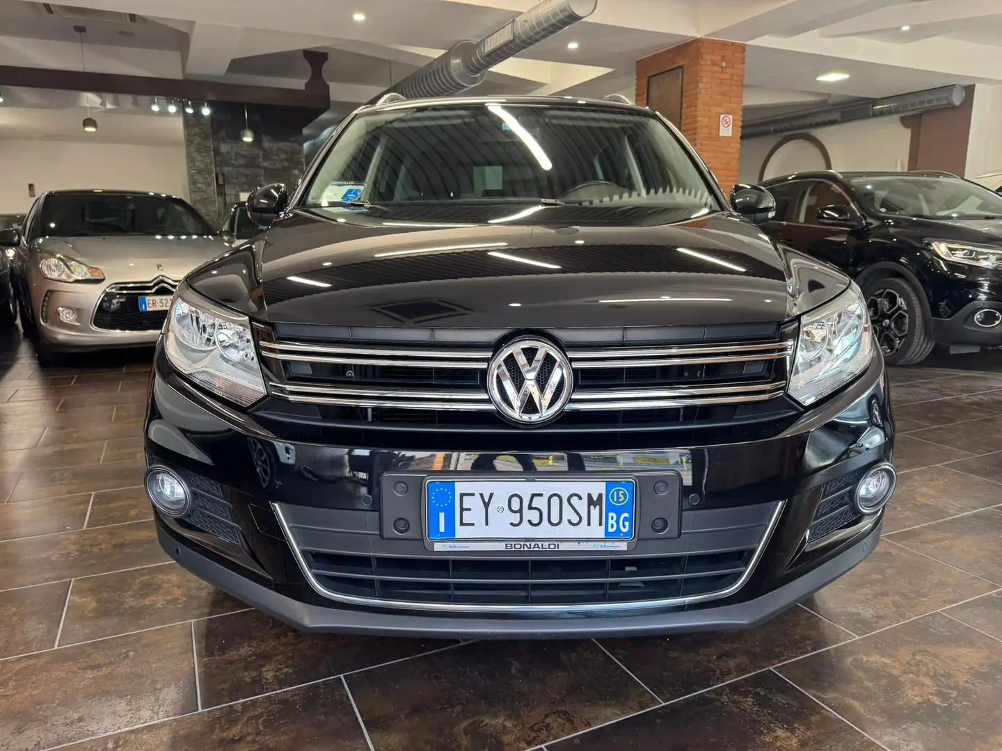 Volkswagen Tiguan Tiguan 2.0 tdi Sport Zwart - 2