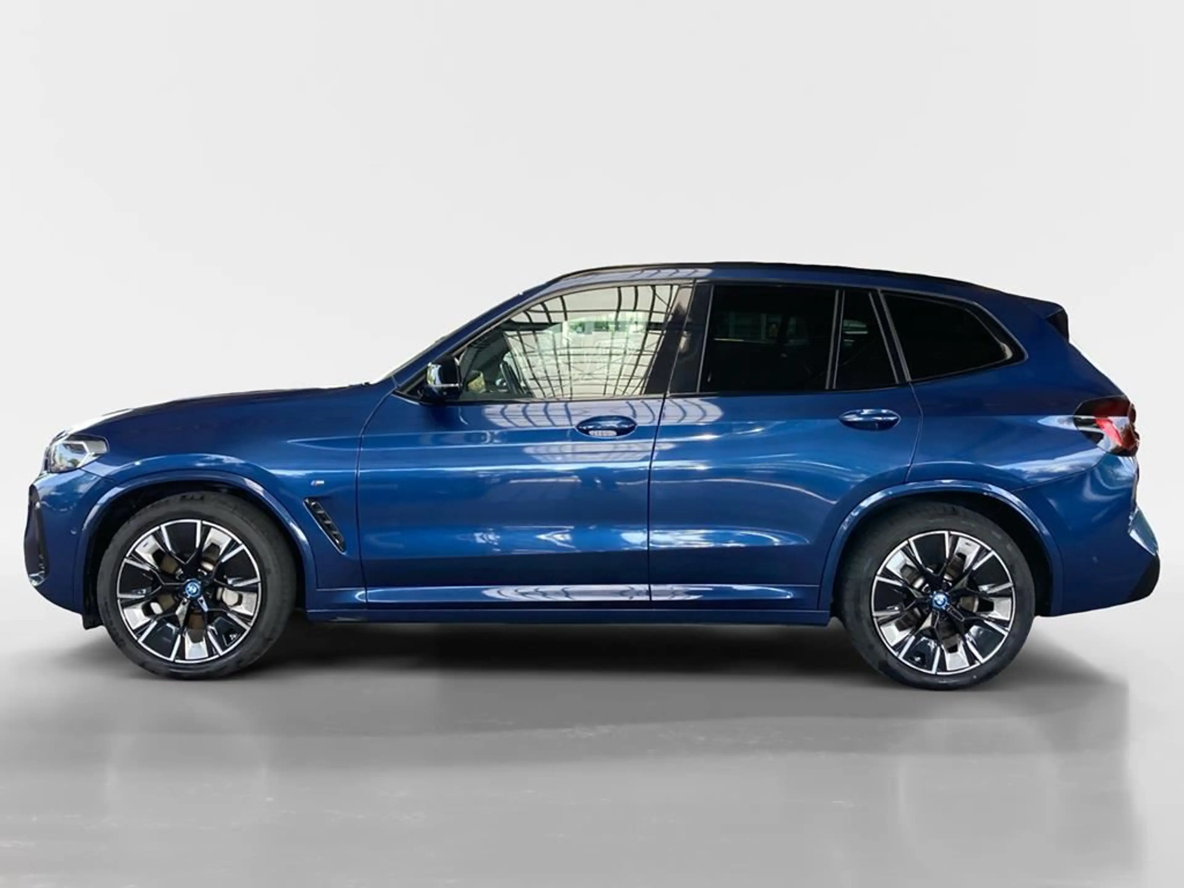 BMW iX3 Impressive — photo 6