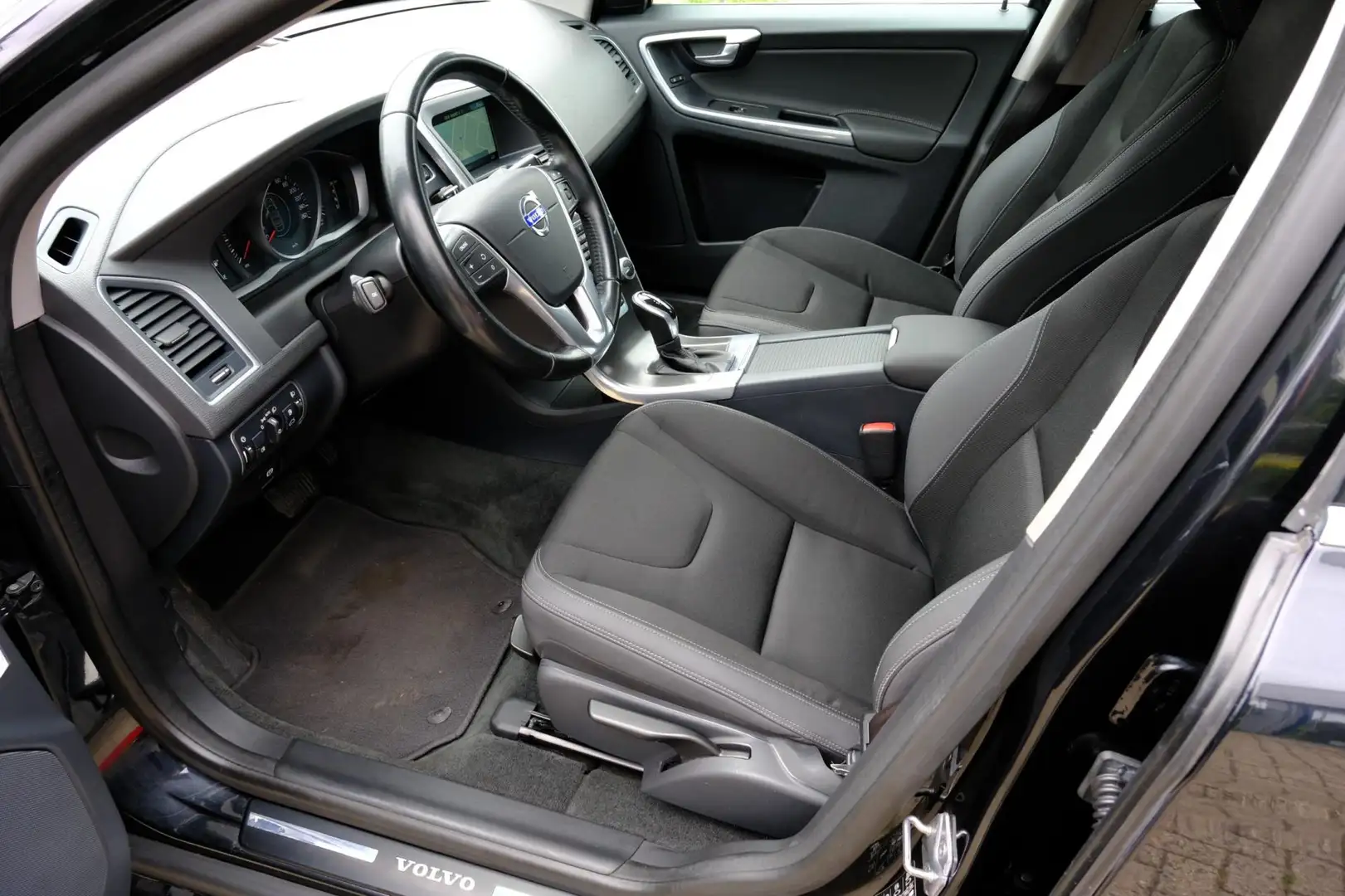Volvo XC60 2.0 D4 181pk FWD Momentum Aut. Navi|Half Leder|Cli Zwart - 2