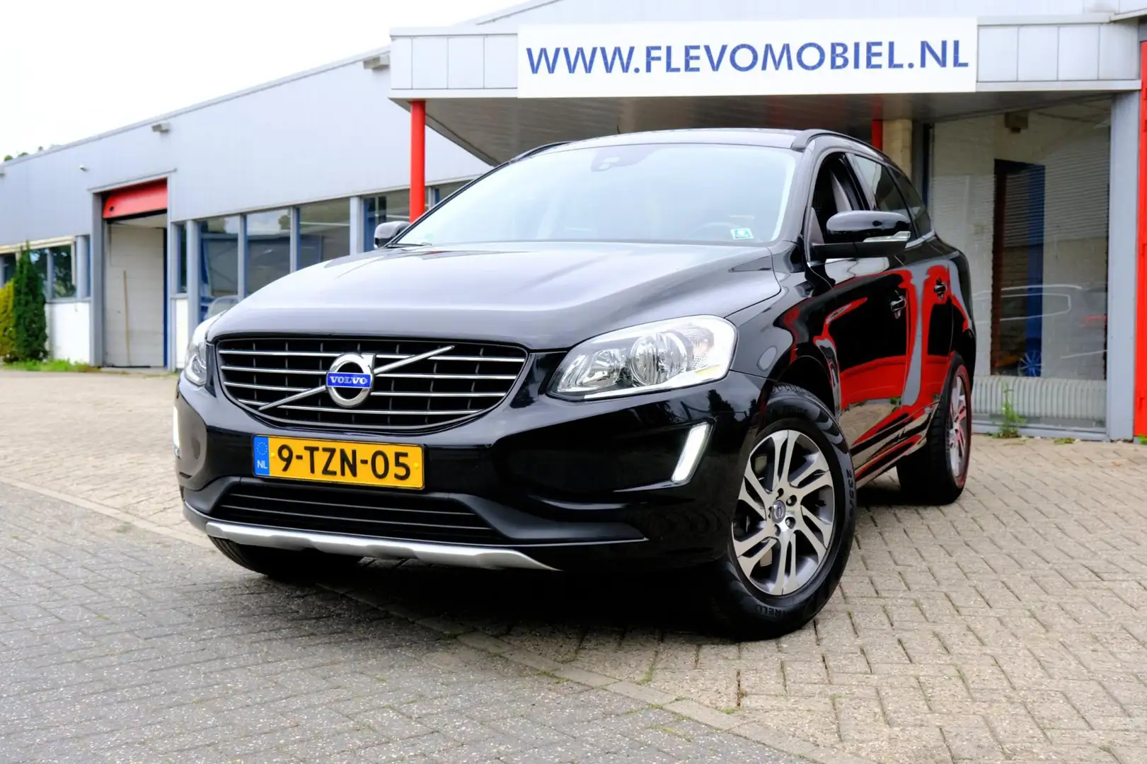Volvo XC60 2.0 D4 181pk FWD Momentum Aut. Navi|Half Leder|Cli Zwart - 1