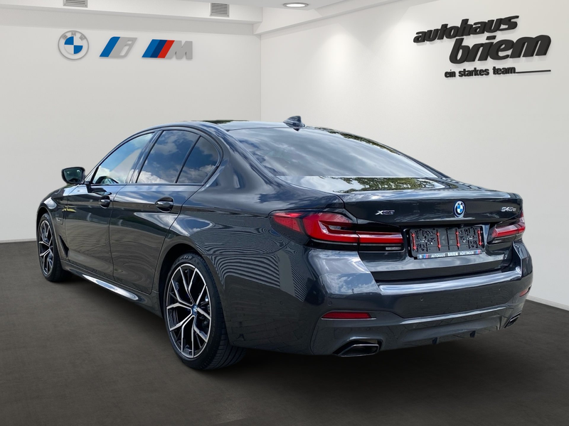 BMW 545 e xDrive Limousine — photo 4