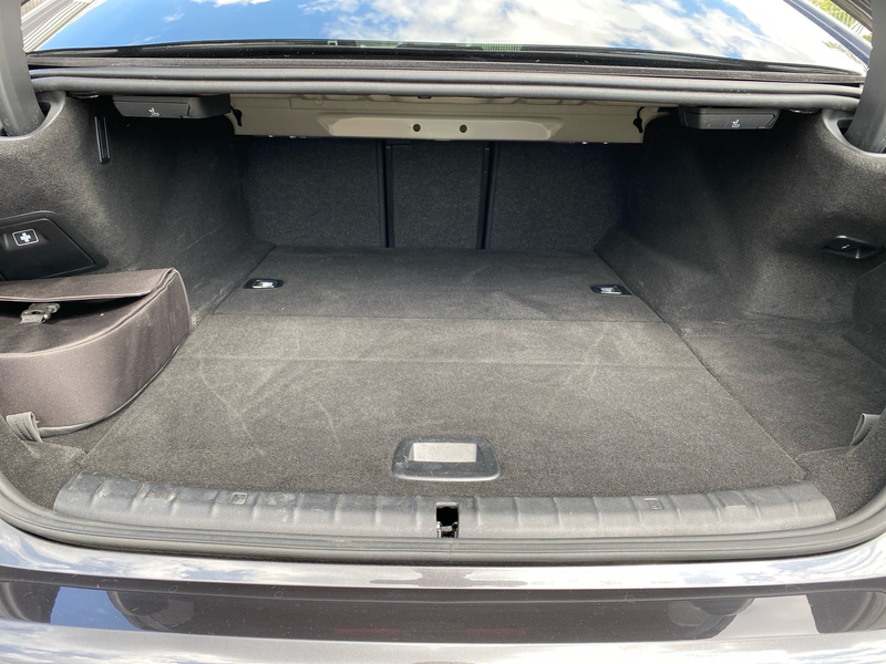 BMW 545 e xDrive Limousine — photo 12