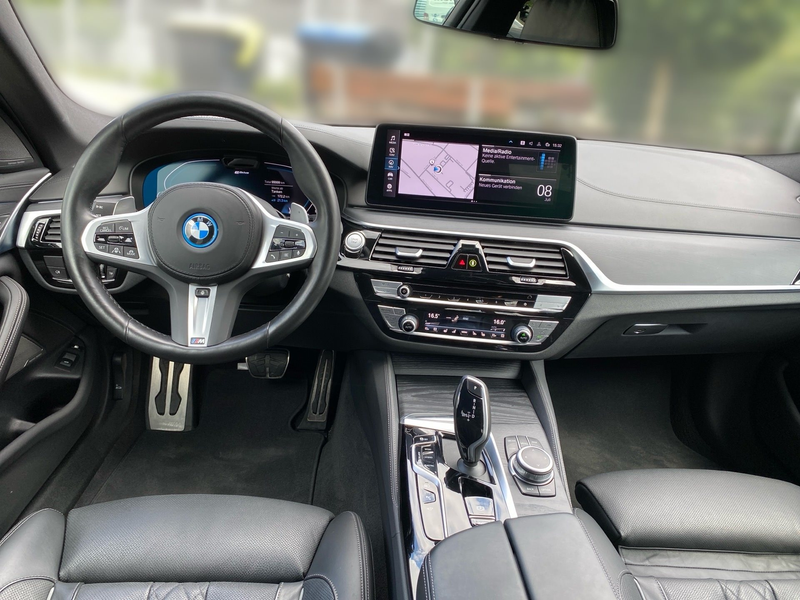 BMW 545 e xDrive Limousine — photo 10