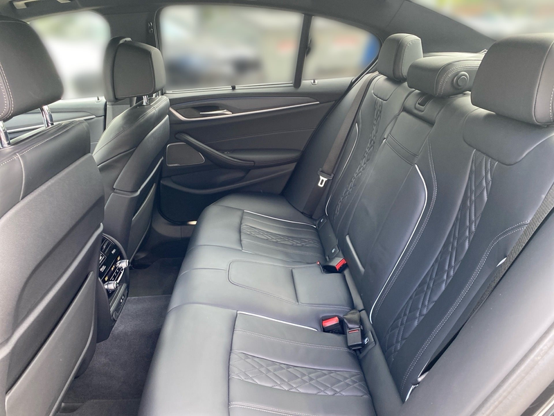 BMW 545 e xDrive Limousine — photo 11