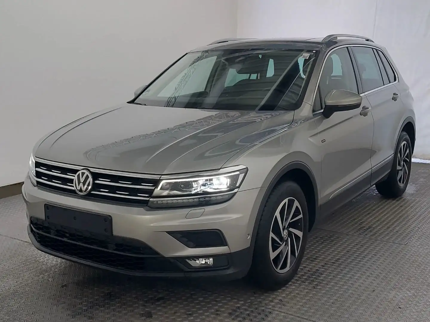 Volkswagen Tiguan 1.5 TSI Join  DSG AHK LED ACC Pano Kamera Silber - 1