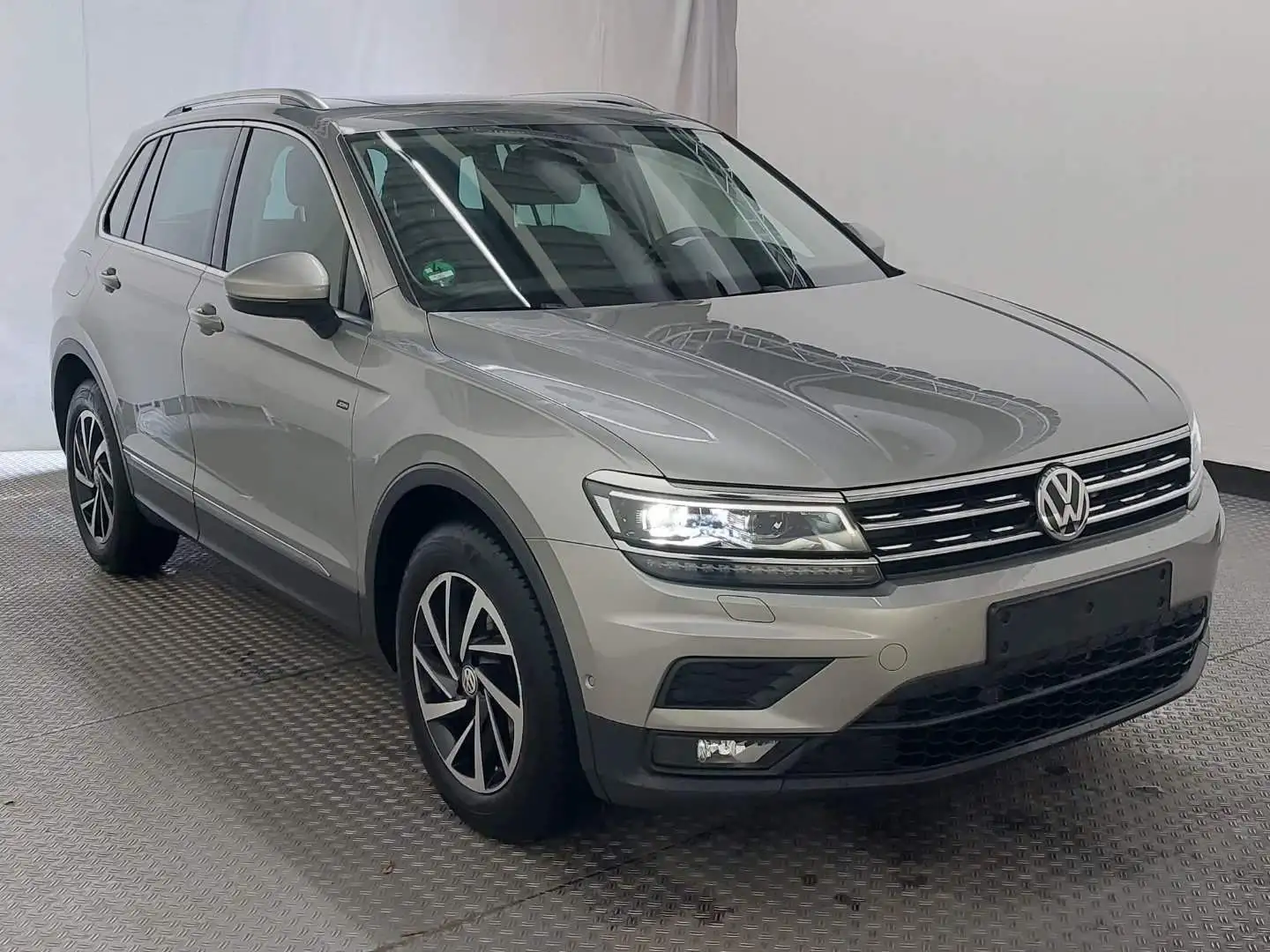 Volkswagen Tiguan 1.5 TSI Join  DSG AHK LED ACC Pano Kamera Silber - 2