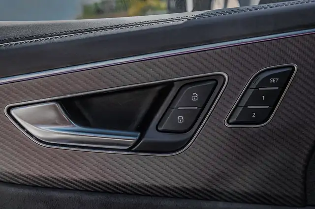 Audi RS Q8 view 14