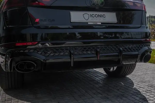Audi RS Q8 view 11