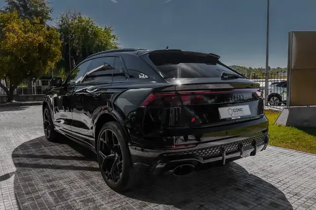 Audi RS Q8 view 10