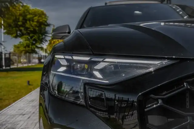 Audi RS Q8 view 5
