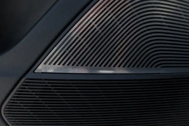Audi RS Q8 view 15