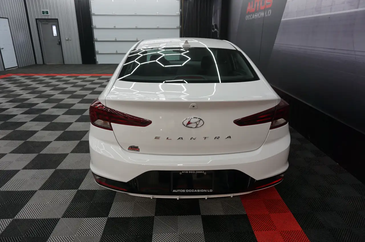 Hyundai ELANTRA снимка Hyundai ELANTRA