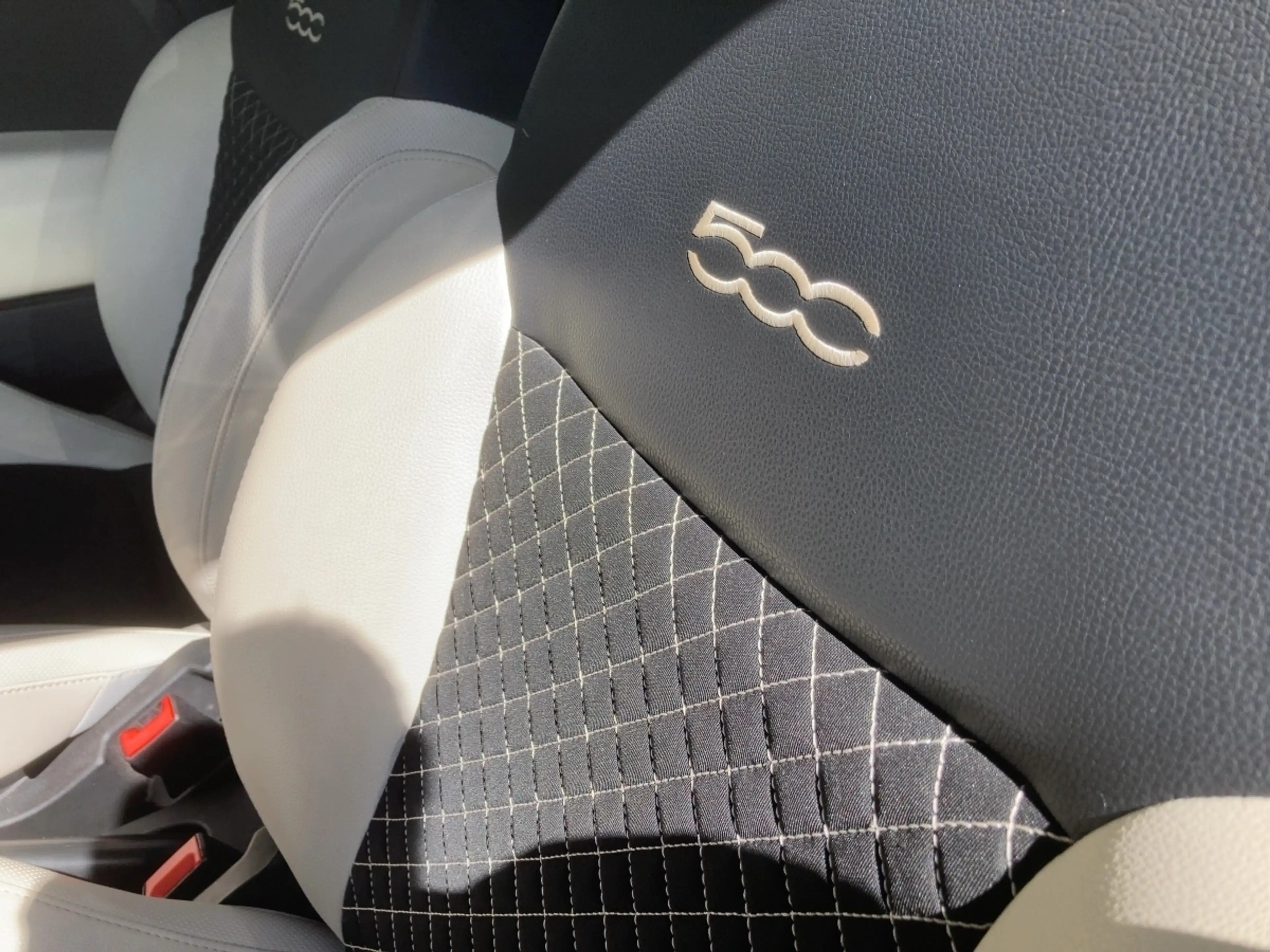 Fiat 500C MY22 1.0 GSE Hybrid DOLCEVITA 51kW — photo 14
