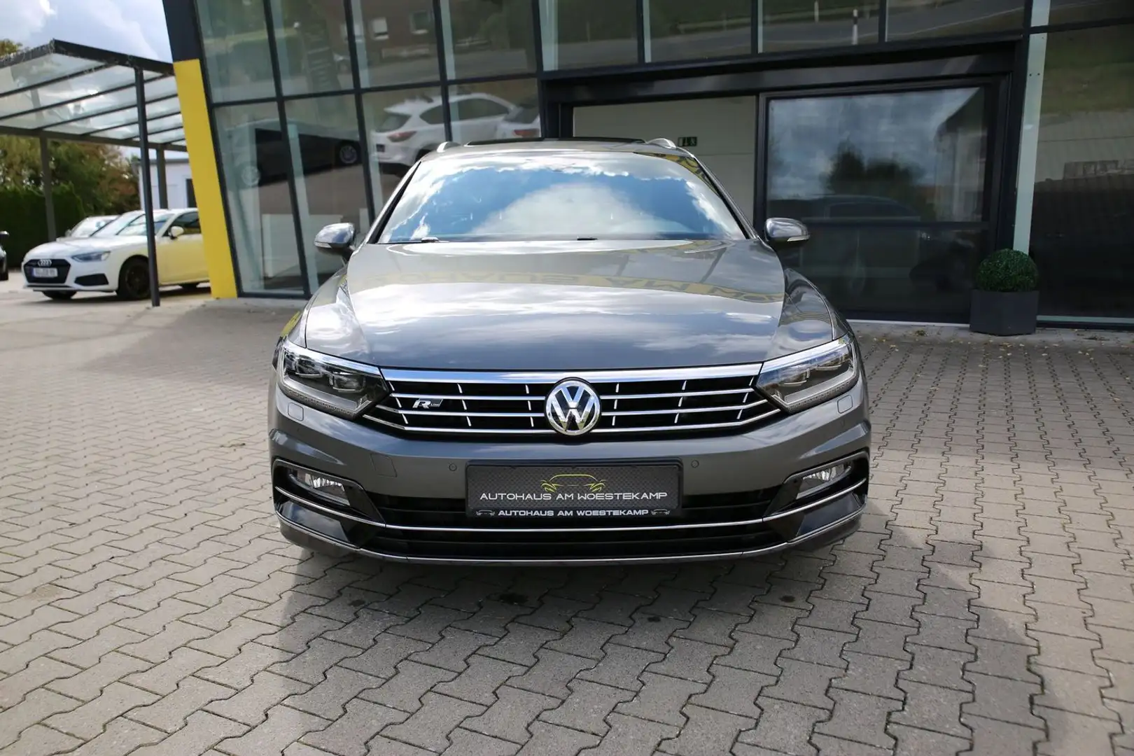 Volkswagen Passat Variant R-LINE*4MOTION*STHZ*PANO*DYNA*ACC*MASSAG*RFK*KEY Grau - 2