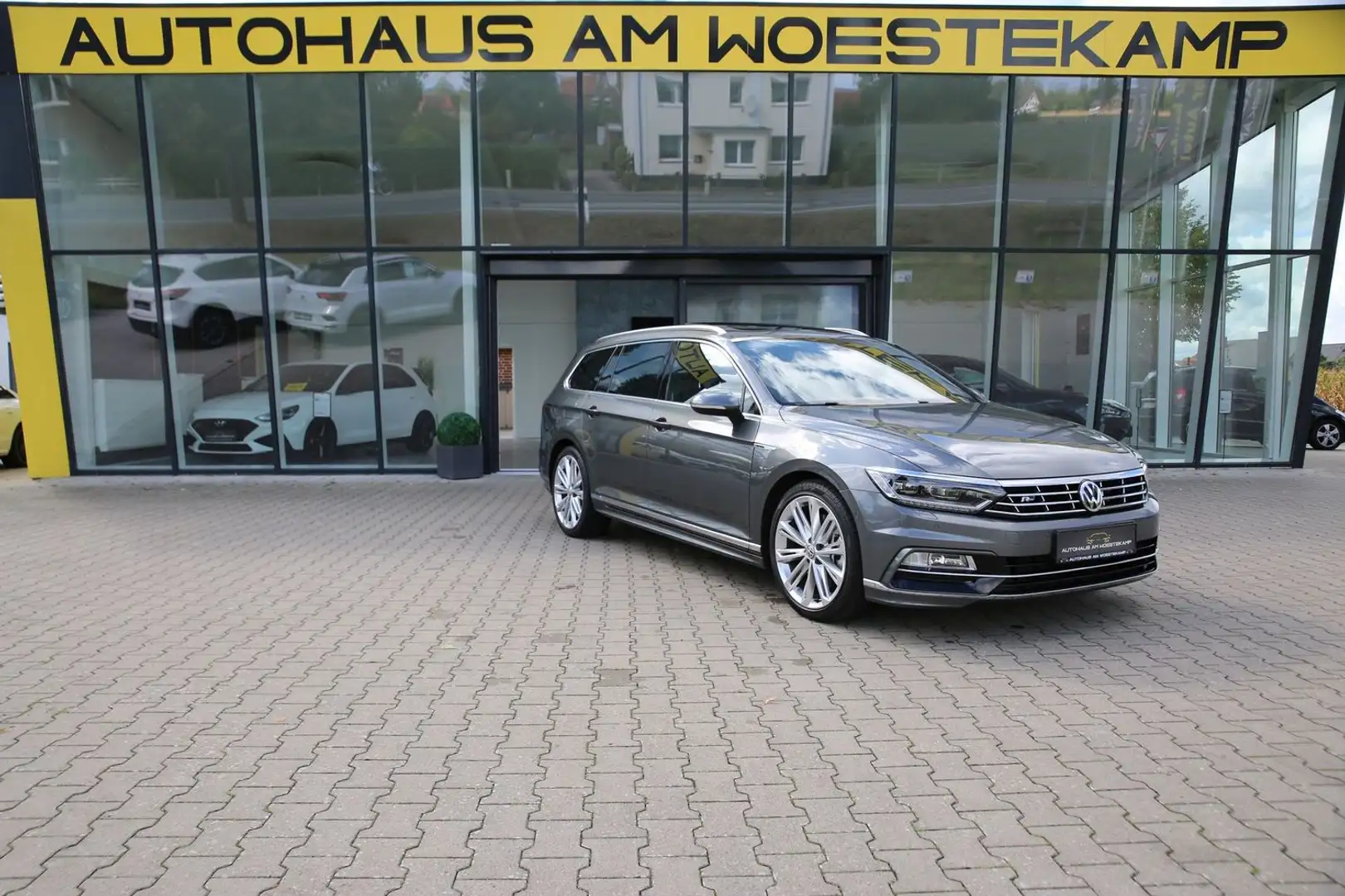 Volkswagen Passat Variant R-LINE*4MOTION*STHZ*PANO*DYNA*ACC*MASSAG*RFK*KEY Grau - 1