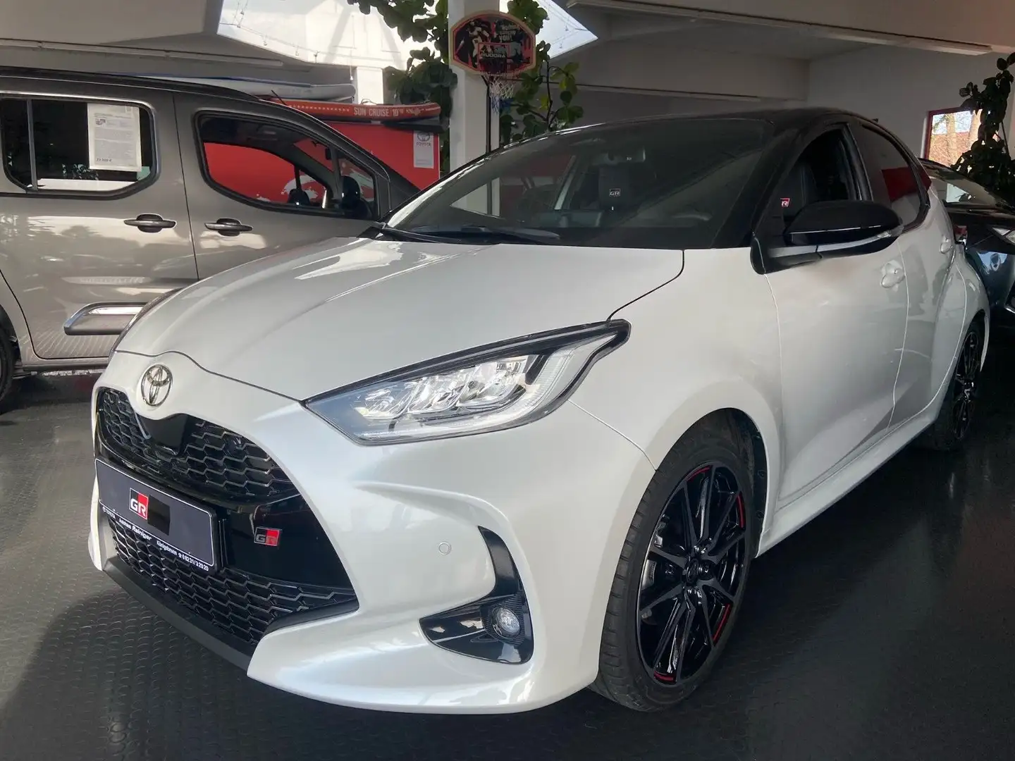 Toyota Yaris Hybrid GR Sport*NEUES MODELL 130PS PDCv+h* Weiß - 2