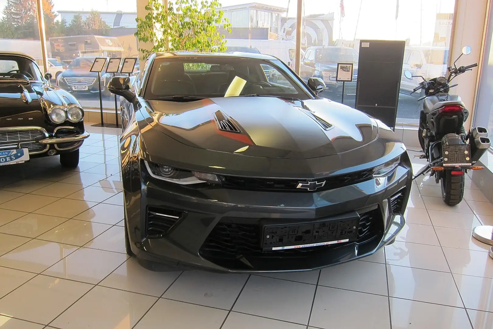 Chevrolet Camaro V8 Coupe Aut. Grau - 2