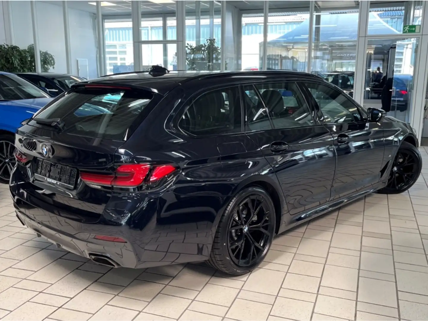 BMW 520 d A xDrive Touring M-Sport 19'' HUD Navi LED HiFi Noir - 2