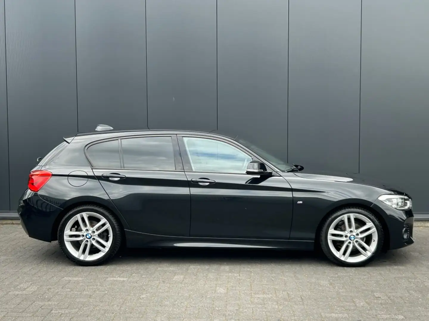 BMW 118 118i M Sport Shadow Aut. LED Navi Cruise PDC Zwart - 2