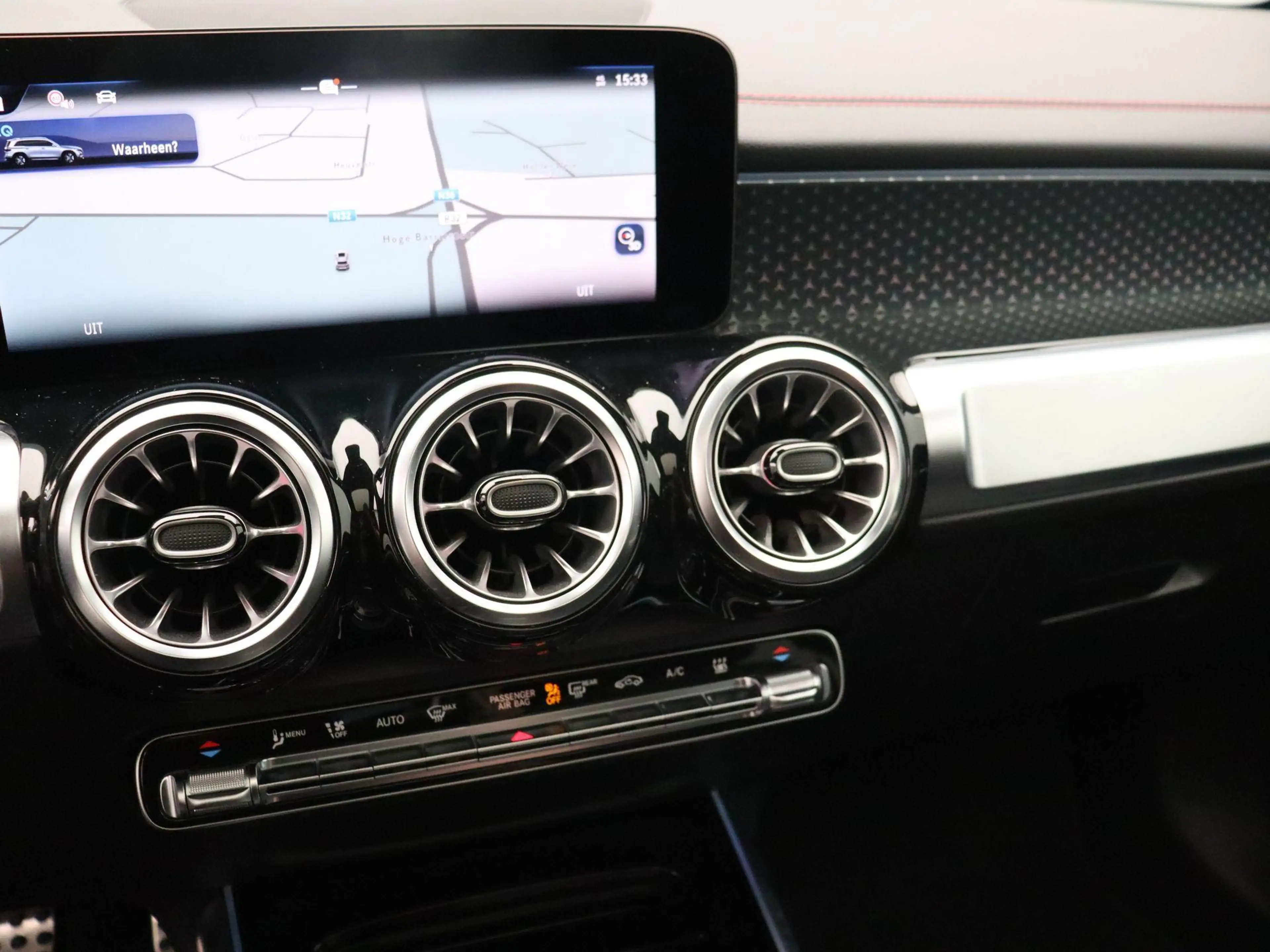 Mercedes-Benz EQB 250 250+ AMG Line + PANORAMISCH DAK + BURMESTER + CARP — photo 15