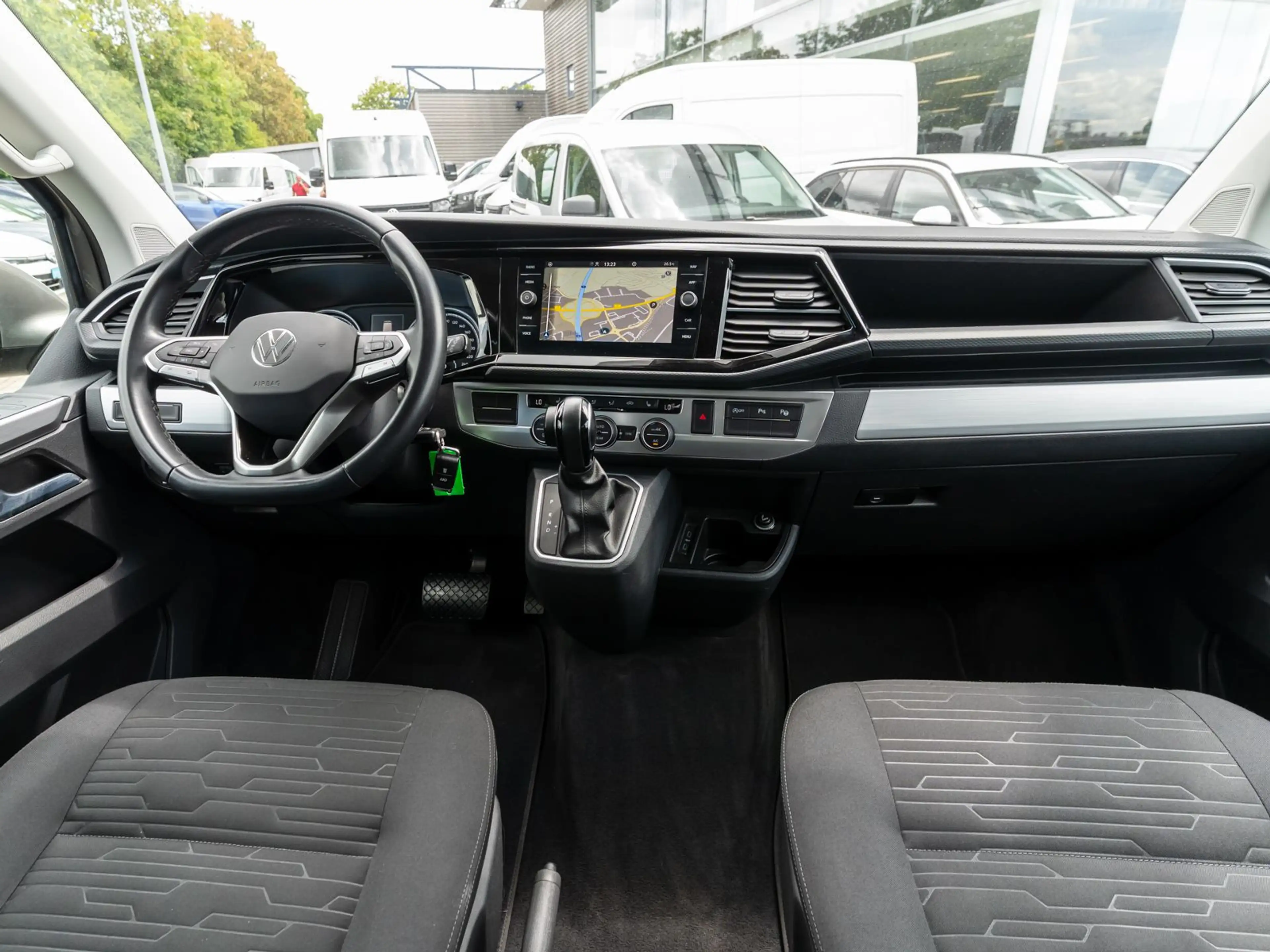 Volkswagen T6.1 Multivan Comfortline 2,0 TDI DSG Navi AHK — photo 7