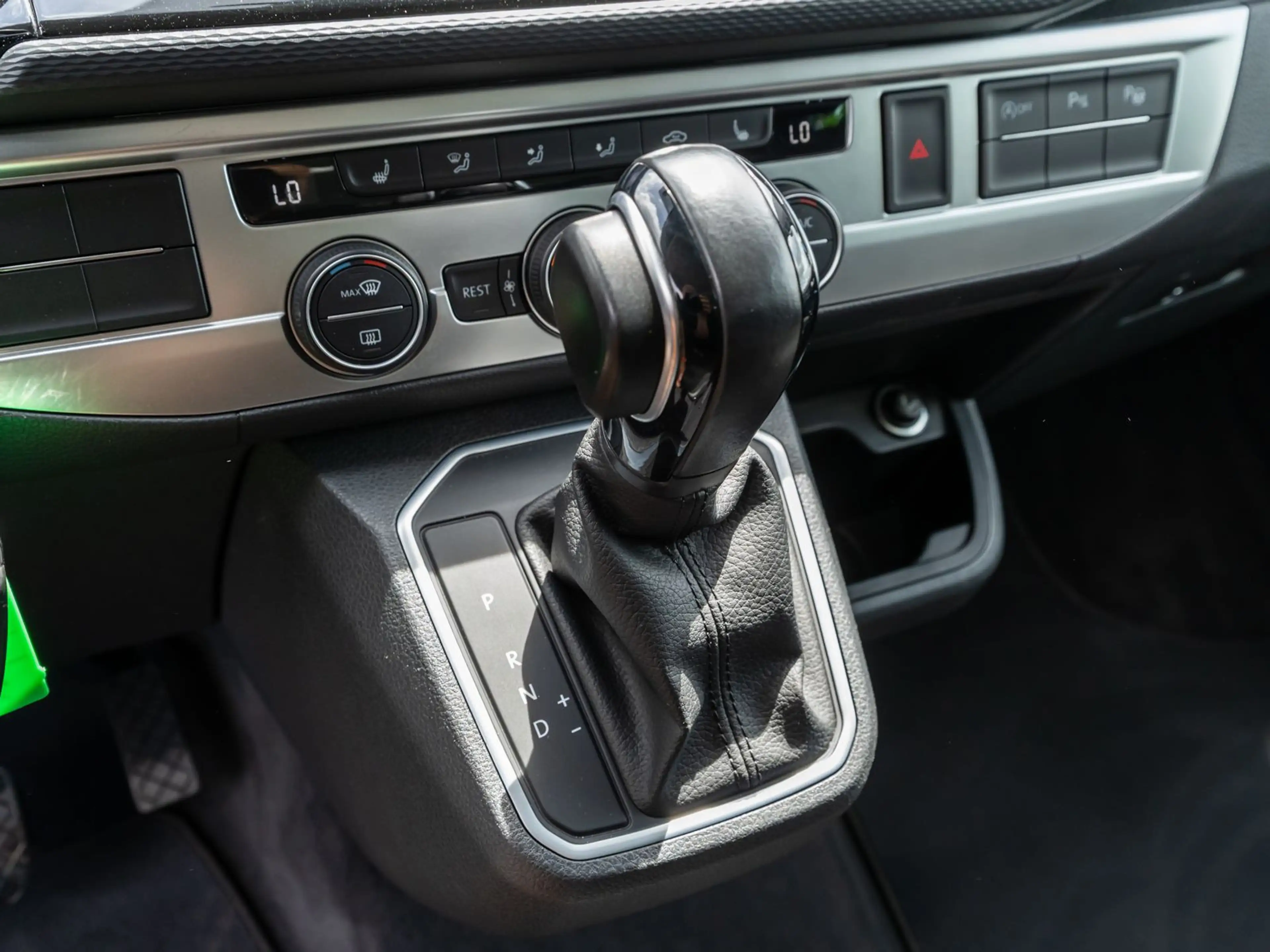 Volkswagen T6.1 Multivan Comfortline 2,0 TDI DSG Navi AHK — photo 14