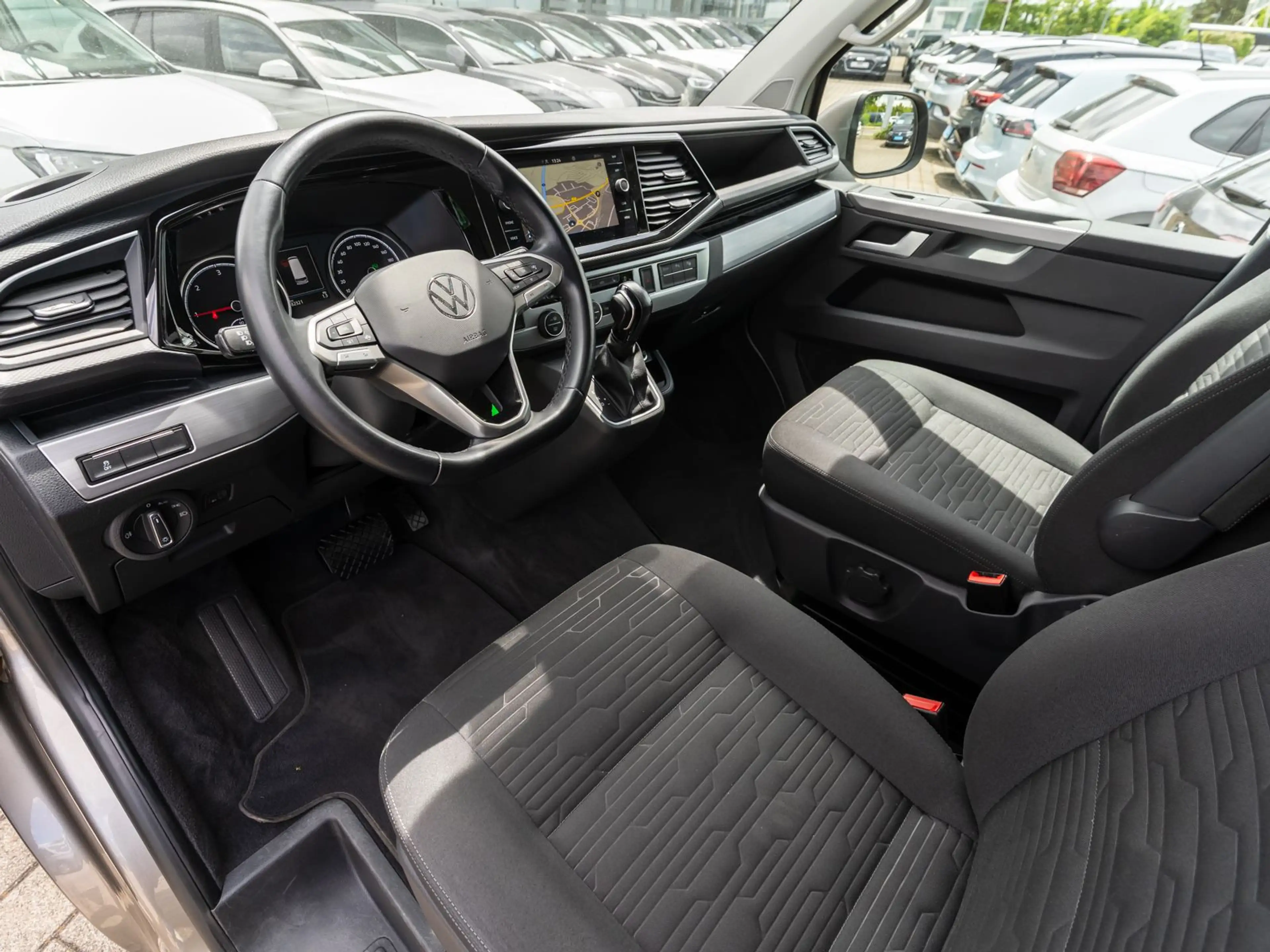 Volkswagen T6.1 Multivan Comfortline 2,0 TDI DSG Navi AHK — photo 12