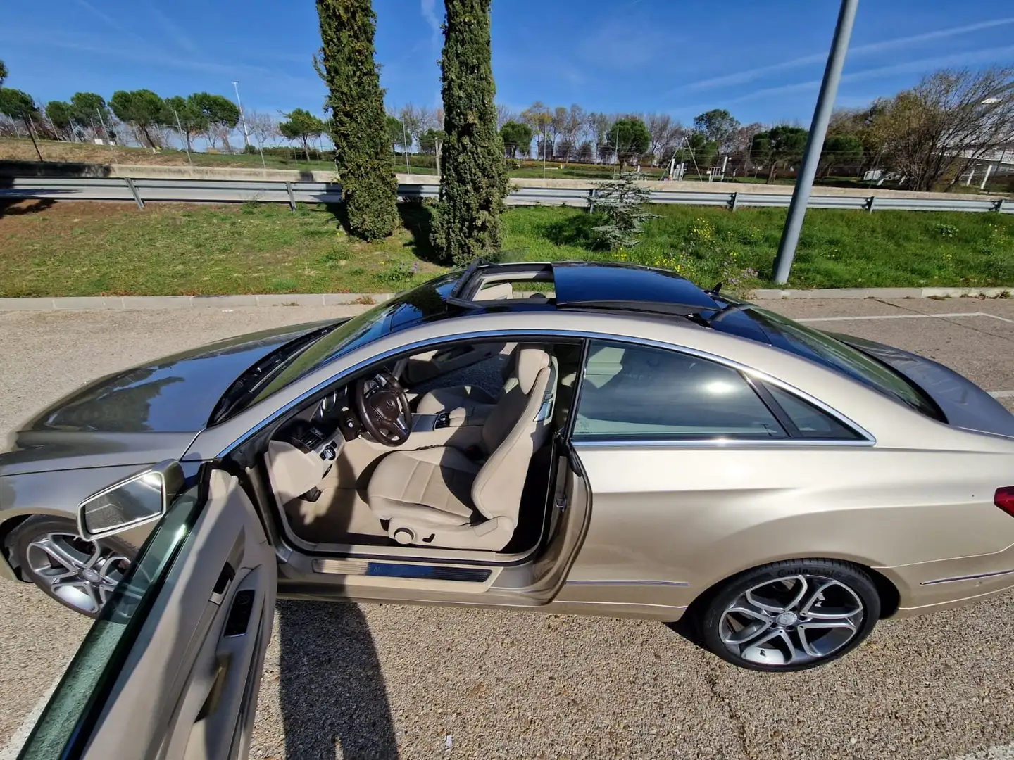 Mercedes-Benz E 250 E Coupé 250 CGI BE Aut. Beżowy - 2