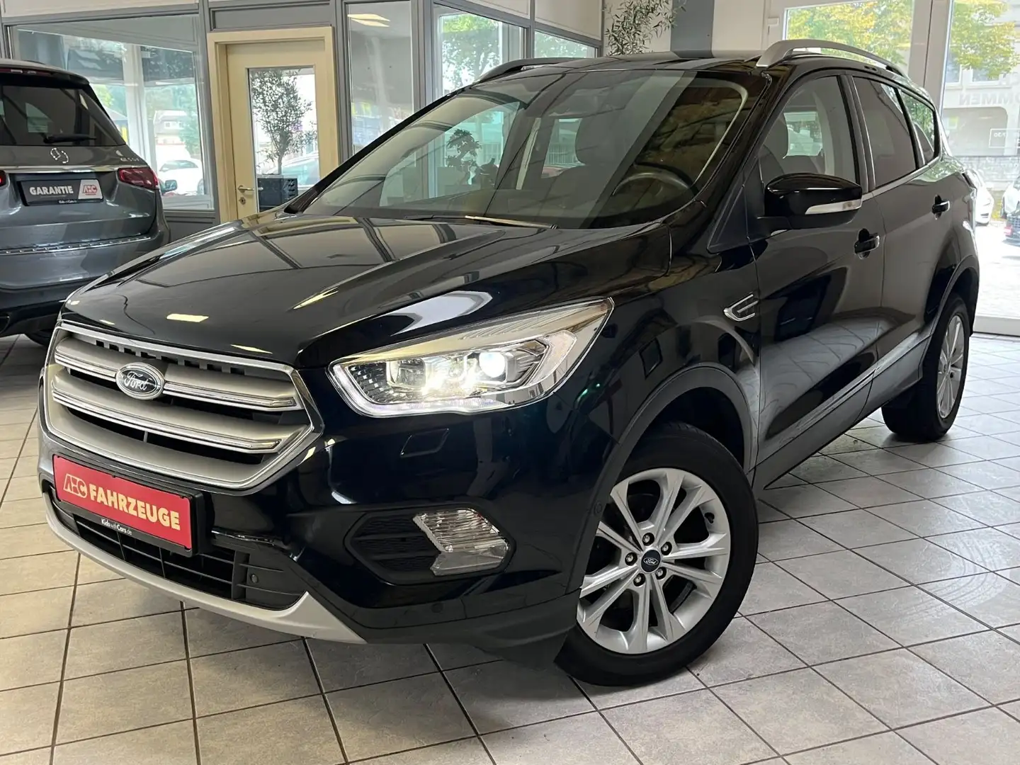 Ford Kuga 1.5 Titanium 2.Hand / TÜV NEU / Insp. NEU / Schwarz - 1
