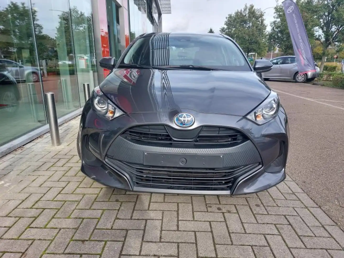 Toyota Yaris 5 d. 1.5 Hybrid e-CVT Dynamic | Achteruitrij camer Grijs - 2