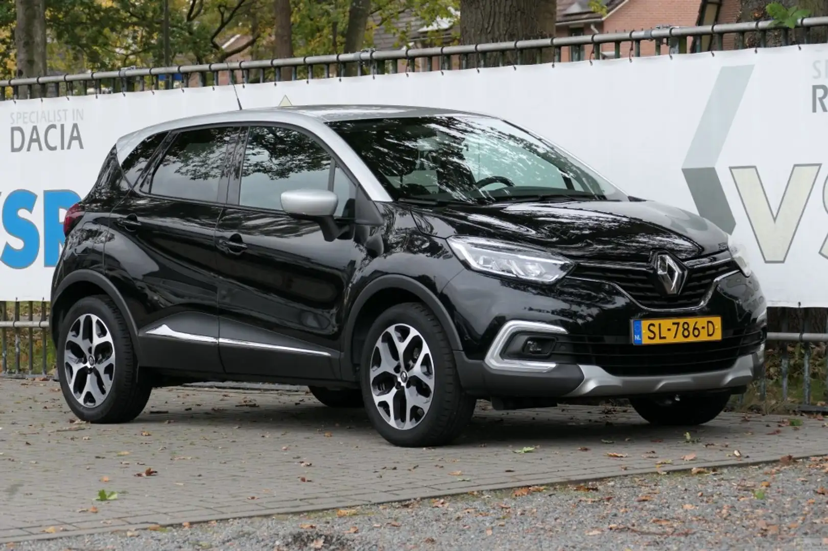 Renault Captur TCe 90 Intens Zwart - 1