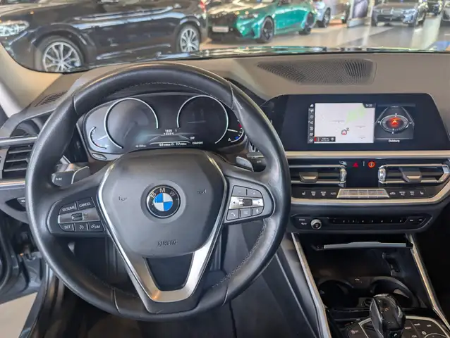 BMW 3 Series view 17